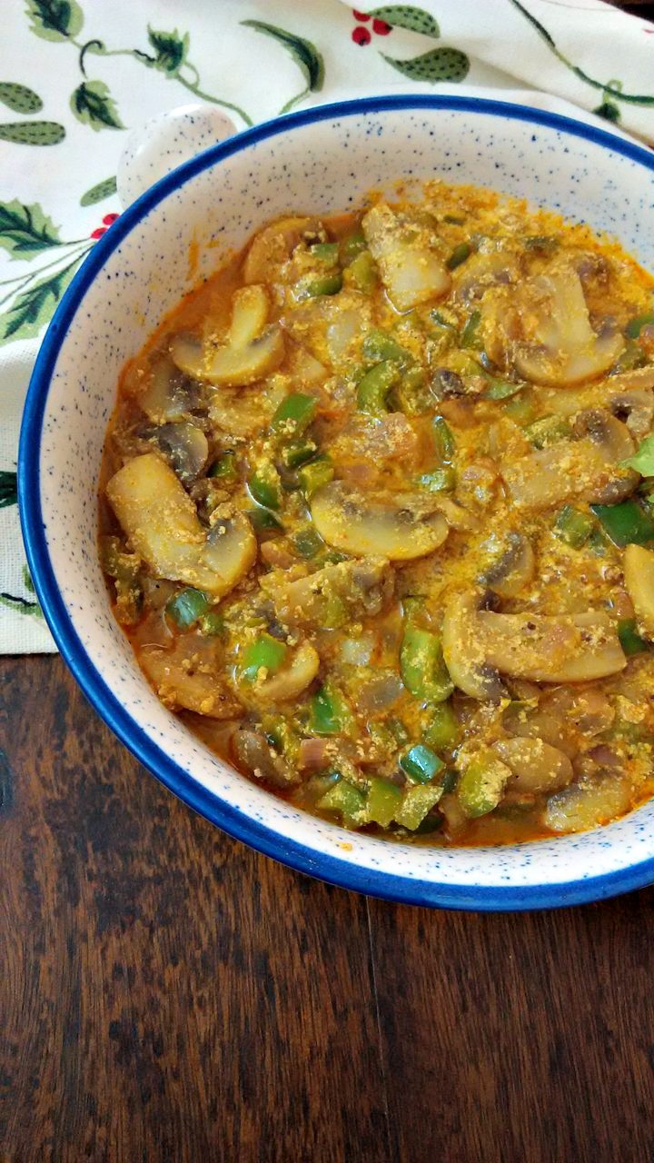 Nan's yumyums! Mushroom and Capsicum in Yogurt Gravy