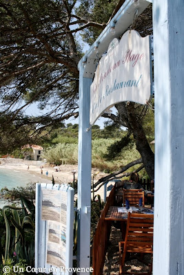 Entrance in front of the sea, restaurant Le Pradeau Plage