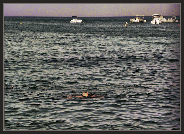 BEGUR-CALAS-ATARDECER-MAR-PLAYA-BARCOS-NADADOR-AGUA-FOTOS-ERNEST DESCALS-