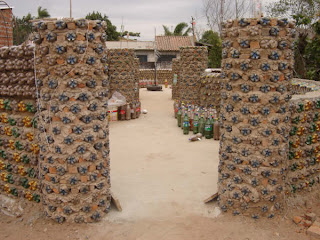 Casas construídas com garrafas pet Casas construídas com garrafas pet