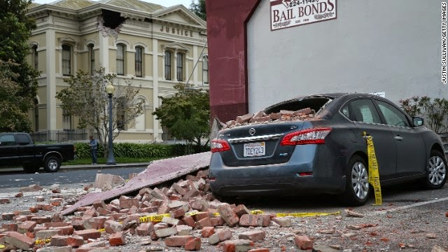 Batu bata dari bangunan rusak duduk di atas mobil pada tanggal 24 Agustus di Napa, California. Batu bata dari bangunan rusak duduk di atas mobil pada tanggal 24 Agustus di Napa, California.
