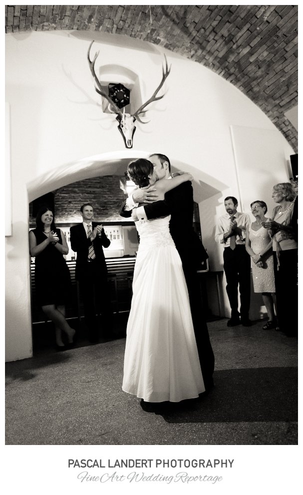 Der erste Tanz des Hochzeitspaars in der Brauerei Mühlfeld in Bad Tölz, Bayern, Deutschland 