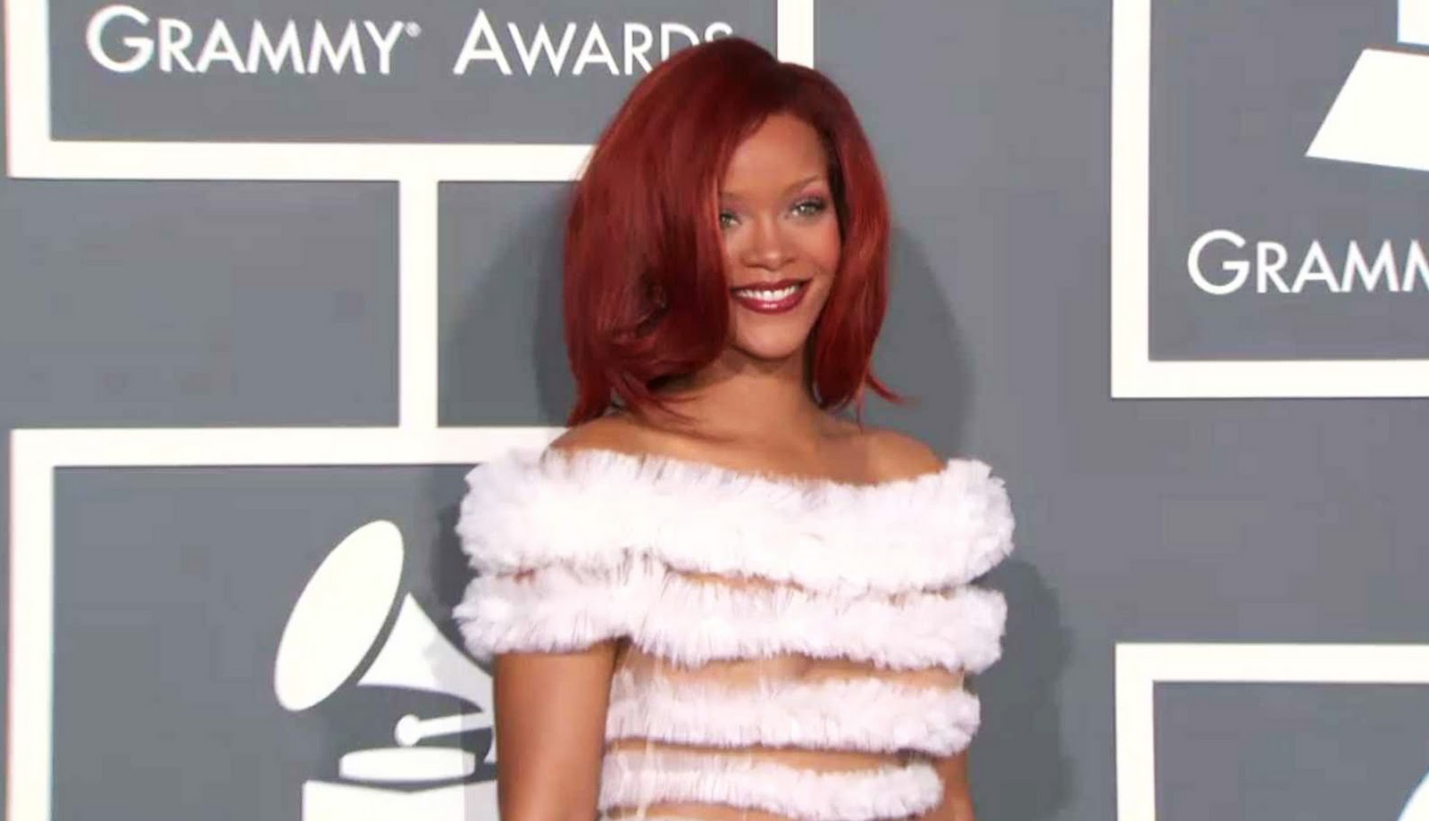 http://2.bp.blogspot.com/-4KsUkQ6VHI4/TViWZhJKnBI/AAAAAAAAATc/DmQlYS6pqV8/s1600/Rihanna-Grammys-Red-Carpet-VET-MAG.jpg