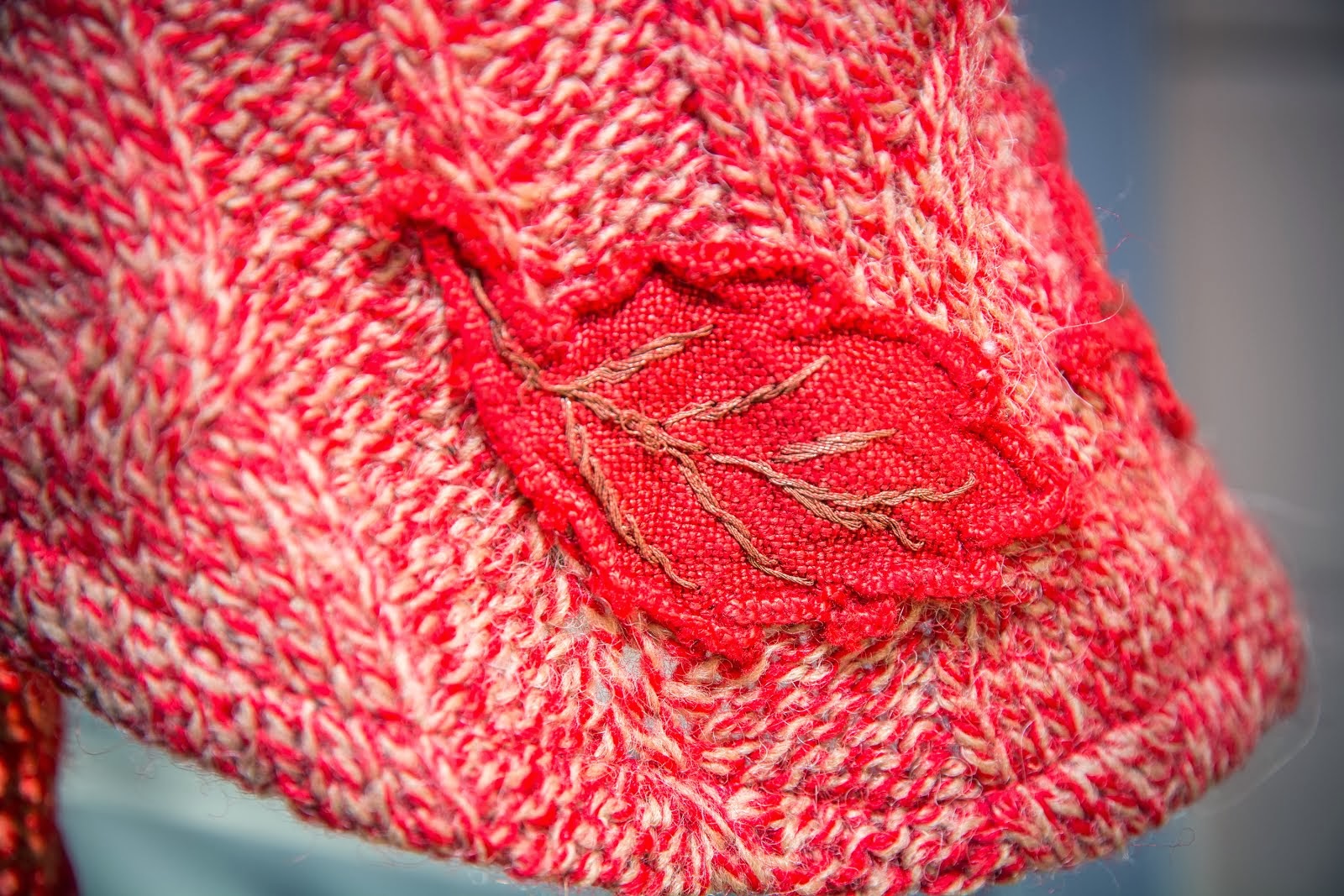 détail veste laine rouge