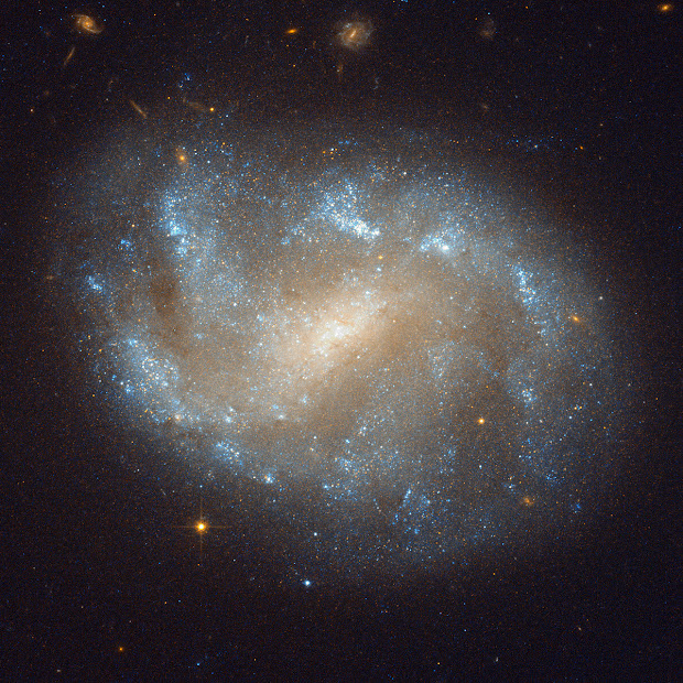 Galáxia espiral barrada NGC 1483, como observado pelo Hubble