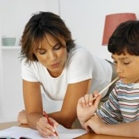 Elogiar filho pode prejudicar sua confiança e desempenho escolar 