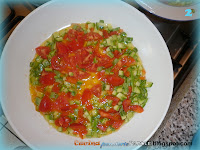 Frittata con peperone, zucchine, pomodoro e scalogno