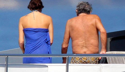 Foto Mesra Desainer Tua Dengan Pacarnya Yang Teramat Muda Dan Sexy