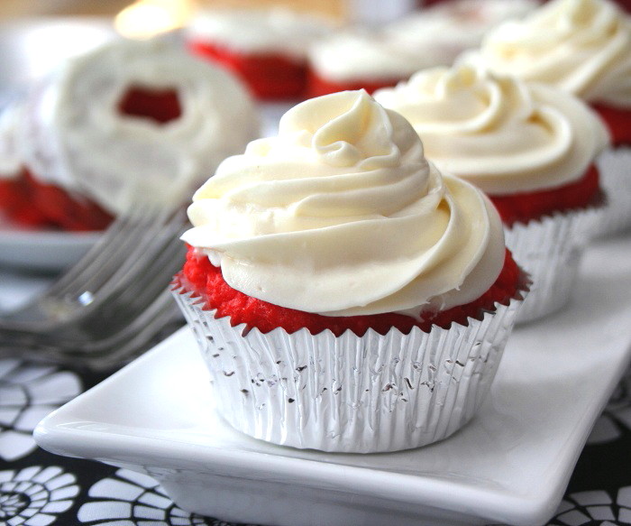 Canada+day+cupcakes+red+velvet