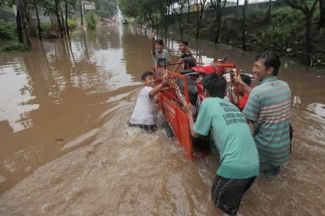 FOTO BANJIR TB SIMATUPANG TANJUNG BARAT JAKSEL 1 METER 2014