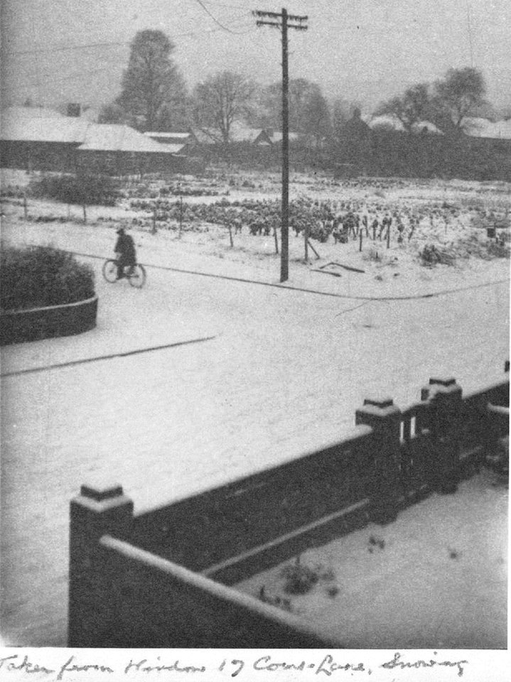 Snow in Court Lane before the Infant School was built