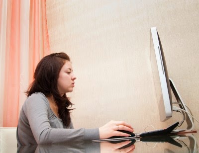 foto de una mujer trabajando en el ordenador