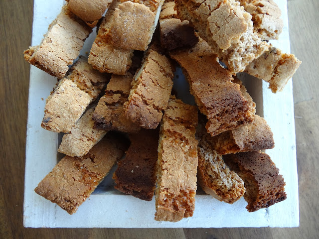 Selbstgemachte Cantuccini mit Zimt, Schokolade und Marzipan. Selbstgemachte Cantuccini mit Zimt, Schokolade und Marzipan.