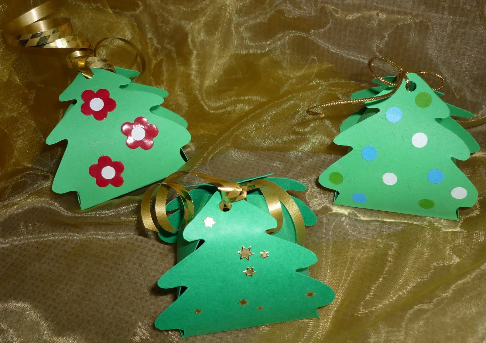 Traktaties zelf maken. Kerstboom doosje . ( Bijv. als cadeautje of