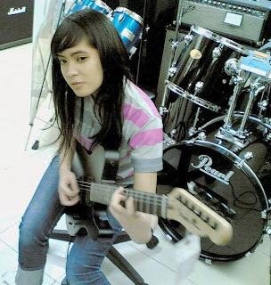 Prisa adinda rianzi,gitaris cewek indonesia,sexy gitaris