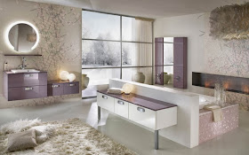 Grande salle de bain blanche et violine dans un style moderne. Meuble indépendant, décoration zen et baignoire centrale encastrée.