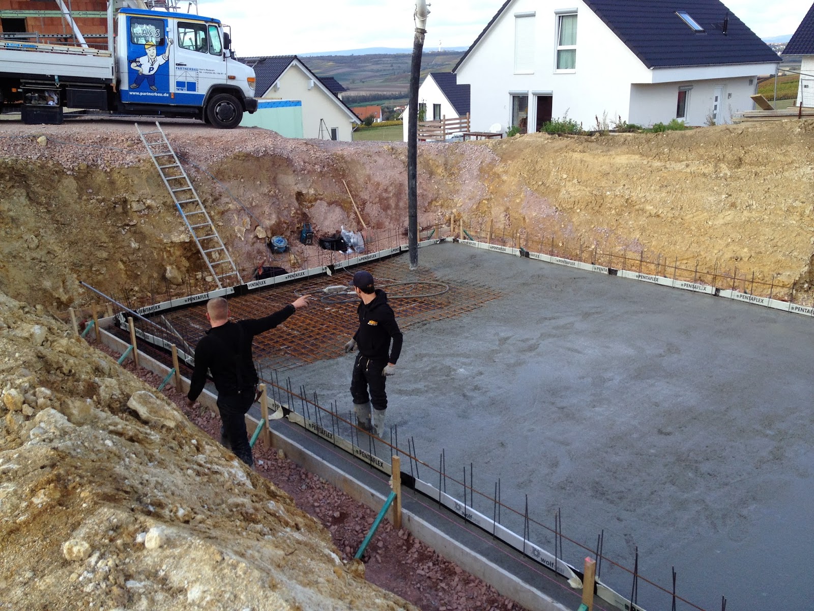 Ein Meisterstück Haus für M+A+D+E: Bodenplatte fertig und am Montag