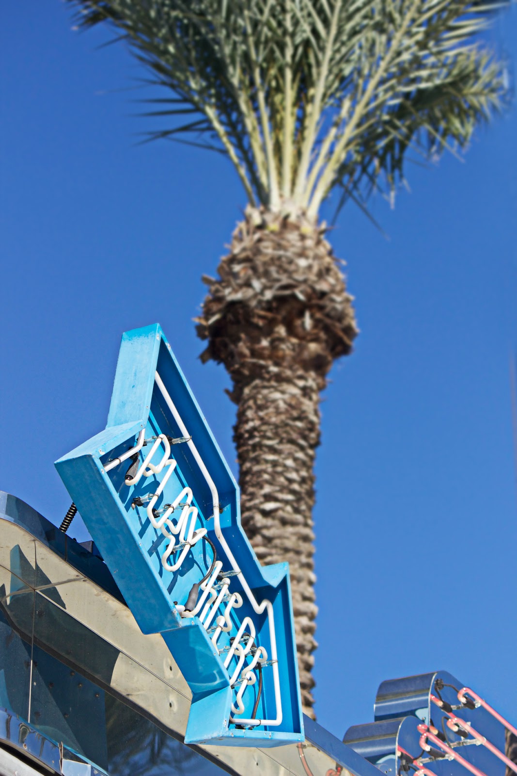 play here retro sign