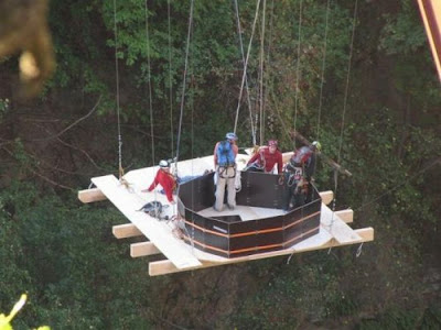 [Image: hanging_jacuzzi_from_swiss_gueuroz_bridge_15.jpg]