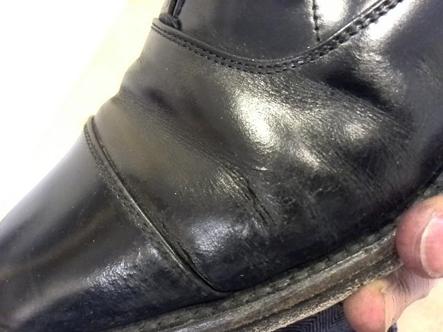お客様こちら、リーガルショップへオールソールの依頼に出されたそうです。 ですが、この革切れがある為リーガルでは修理不可と言う判断だったとの事。
