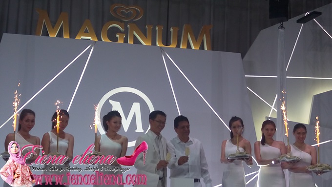Pengarah Pemasaran Unilever Malaysia, Vincent Chong dan Pengerusi Unilever Malaysia, Rakesh Mohan di ‘White Sensation’ party pada 27 Ogos yang lepas. Pengarah Pemasaran Unilever Malaysia, Vincent Chong dan Pengerusi Unilever Malaysia, Rakesh Mohan di ‘White Sensation’ party pada 27 Ogos yang lepas.