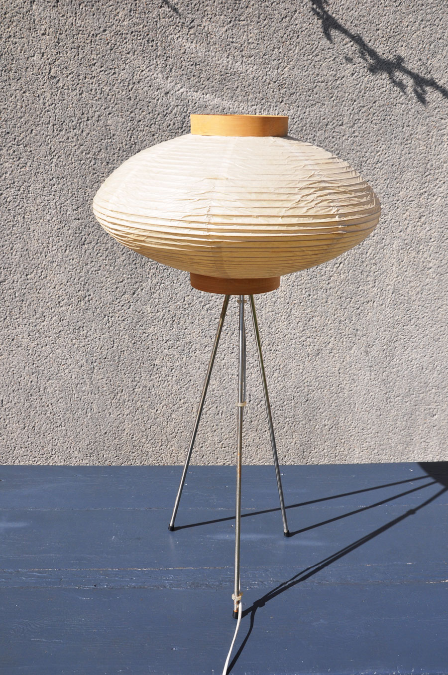 Lampadaire tripode dans le style Noguchi L
