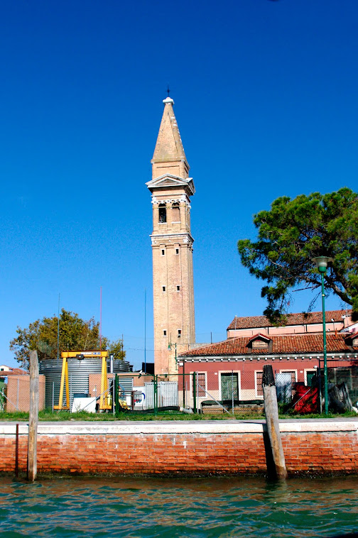 nagnjen stolp cerkve v Buranu