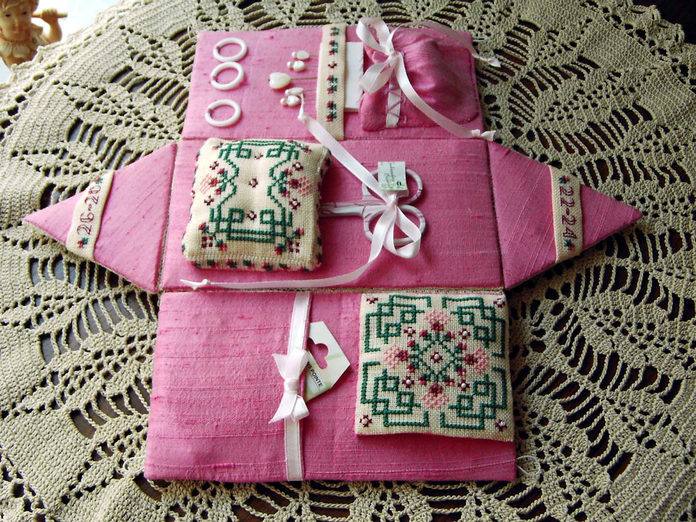 1000+ images about Etui on Pinterest Sewing box, Needle case and