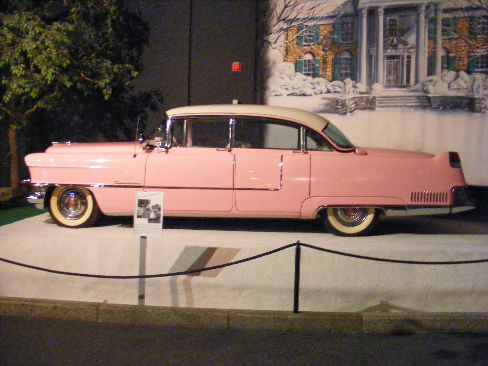 Cadillac розовый Элвиса Пресли