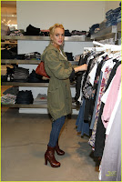 Singer22 Shopping Trip! :Lindsay Lohan