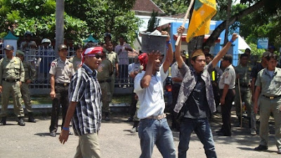 Pendemo ‘Tolak Bala’ di Gedung DPRD