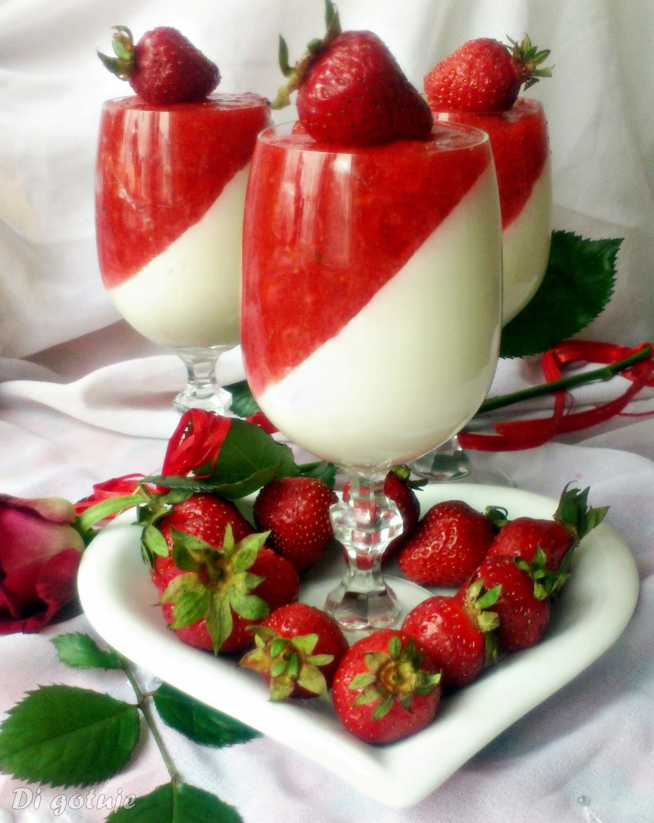 Panna cotta z musem truskawkowym Di bloguje