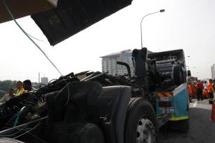 Home » » Lori Muatan Kayu Rempuh Lori Simen