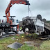 Caminhão carregado com placas de madeira tomba, e motorista morre