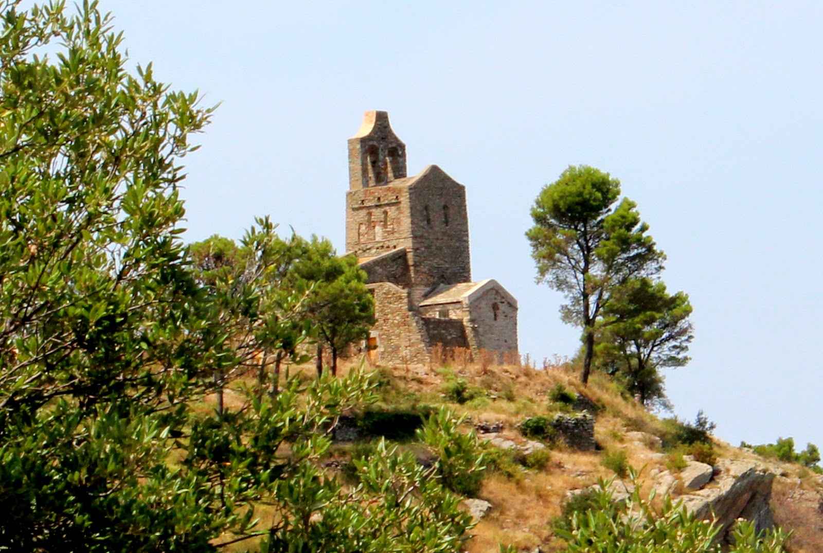 Iglesia románica de Sta. Helena de Rodes