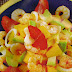 Ensalada de aguacate, papaya y camarones