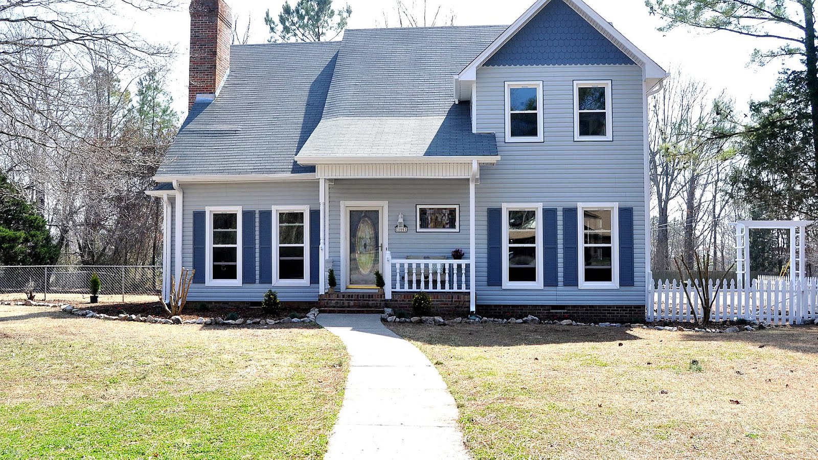 Light Blue House What Color Shutters - Light Blue Siding With White Trim Bl...