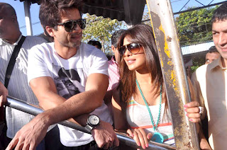 Shahid Kapoor and Priyanka at marine railway station