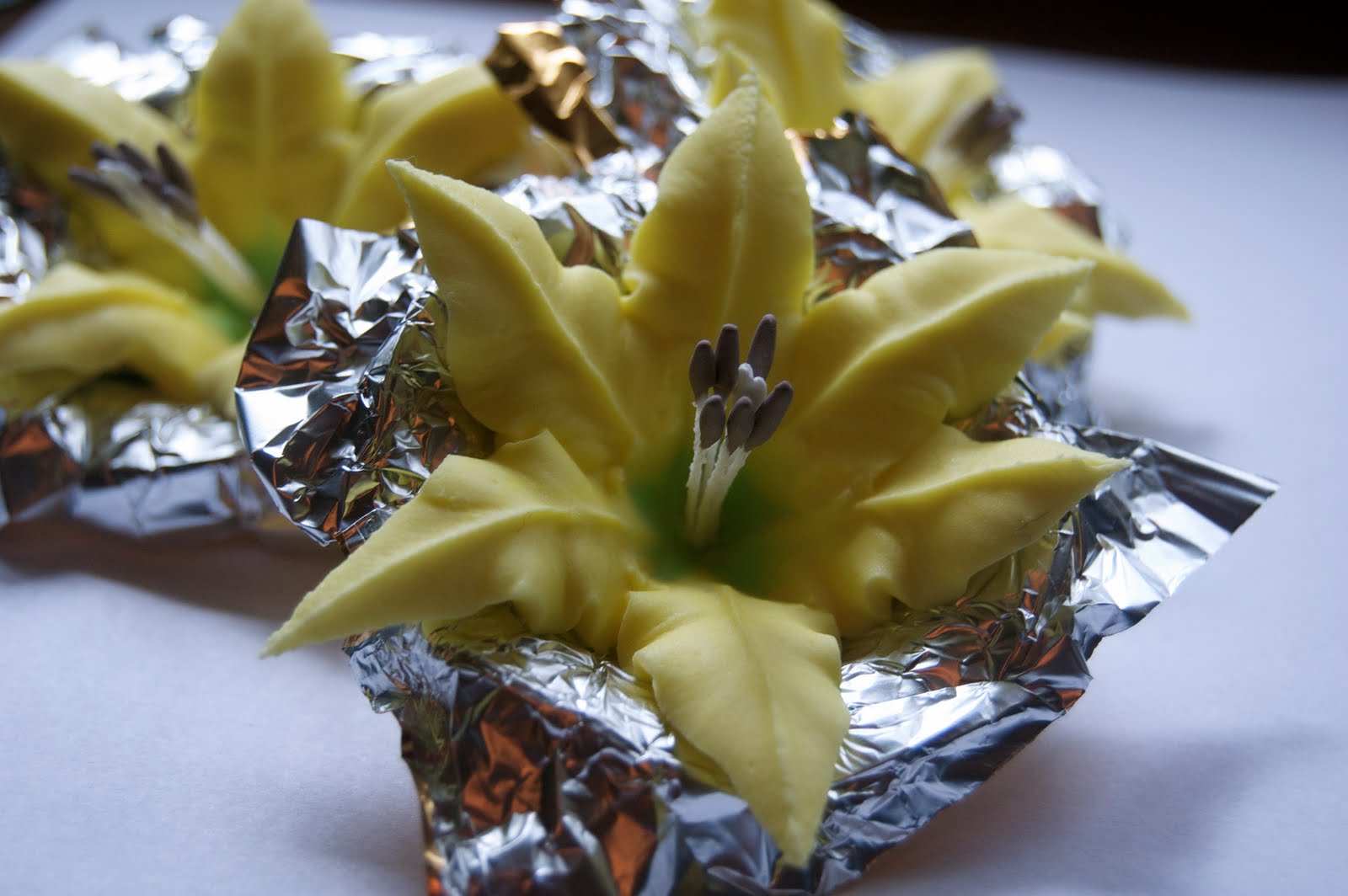 Bitsy Bakerette Royal Icing Flowers!