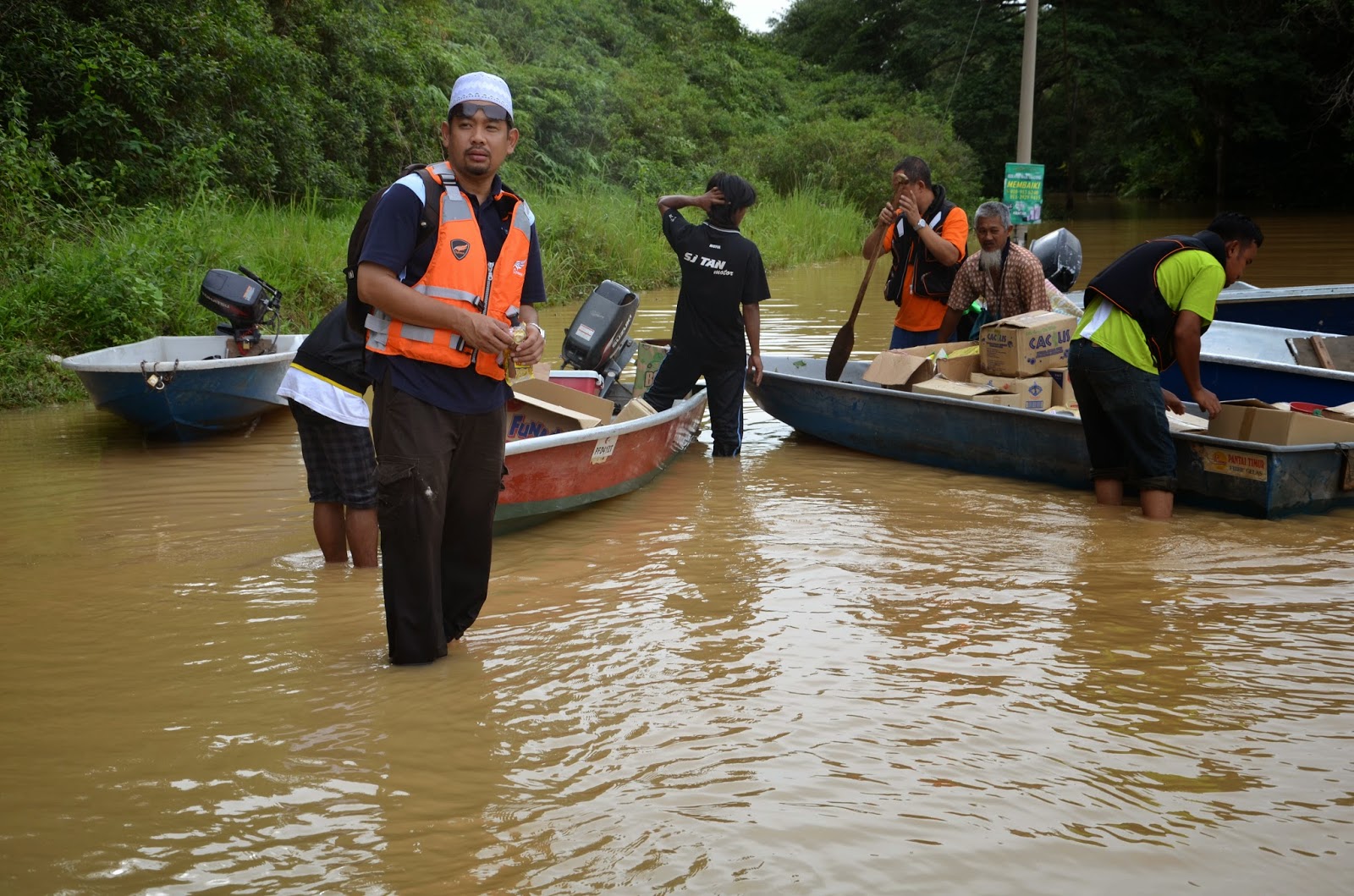 Terkandas akibat banjir  Video misi bantuan banjir di Kampung Bangau