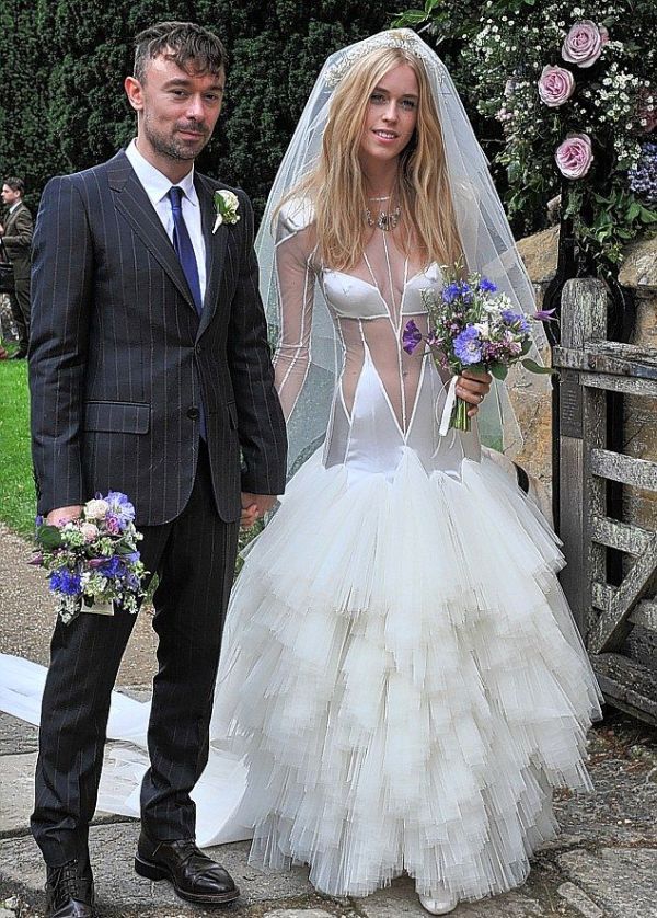 mary charteris memakai baju pengantin yang agak # wtf baju itu direka