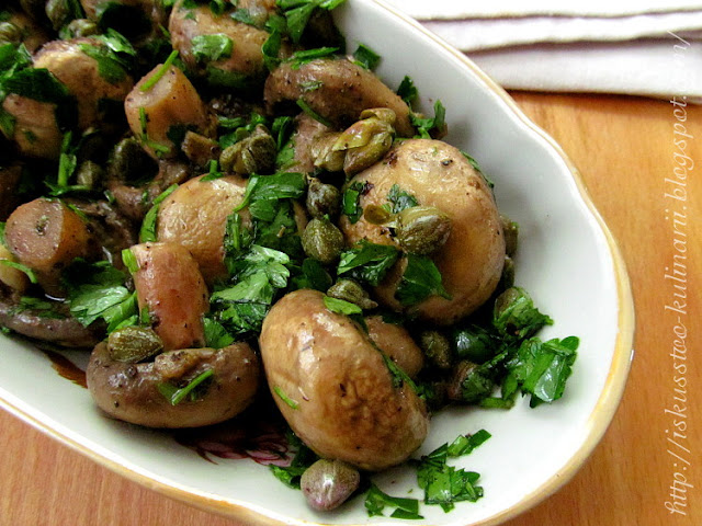 Шампиньоны с каперсами и петрушкой