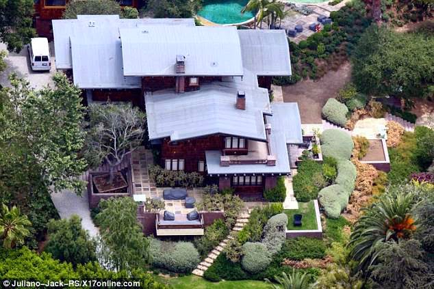 Vista a vuelo de pájaro de la pieza maestra de arquitectura modernista norteamericana Residencia de Brad Pitt en Hollywood Hills