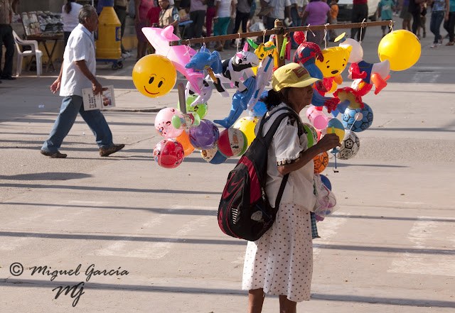 Catacaos, Piura. Vendedora de globos.