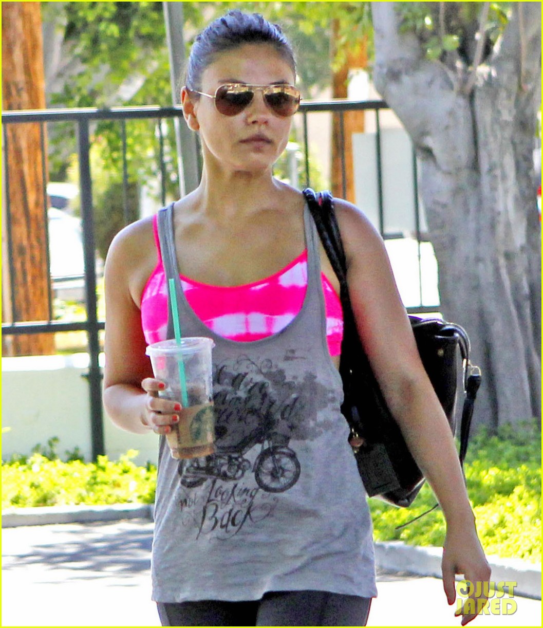 http://2.bp.blogspot.com/-4pYKdflvLhQ/T_r3TzfotcI/AAAAAAAAAN4/P8Ep1e7S9_s/s1600/mila-kunis-leaving-dance-studio-02.jpg