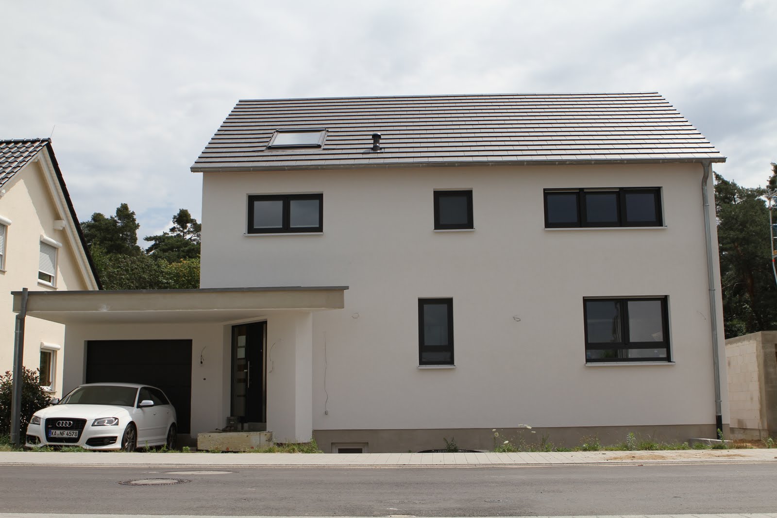 DAS HAUSBAUKOMMANDO Weiss auf dreckigem Untergrund