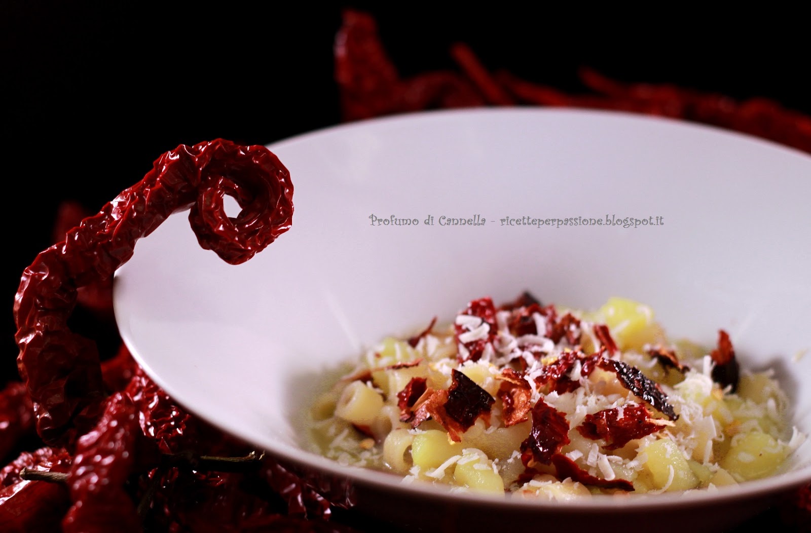 Pasta e patate con peperoni cruschi e ricotta salata - tepore, croccantezza e gusto