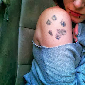 tatuagens de patinhas de cachorro no ombro para mulheres