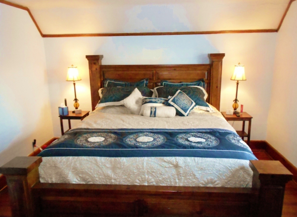 Rving The Usa Is Our Big Backyard Finally Sleeping In An Real Bed It Kinda Fills Up The North Side Of Master Bedroom Steve Picked Out This Bed And Bedcoverings