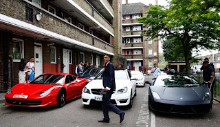 KUMPULAN GAMBAR MOBIL MEWAH SUPER CAR DI HARI WISUDA SEKOLAH 